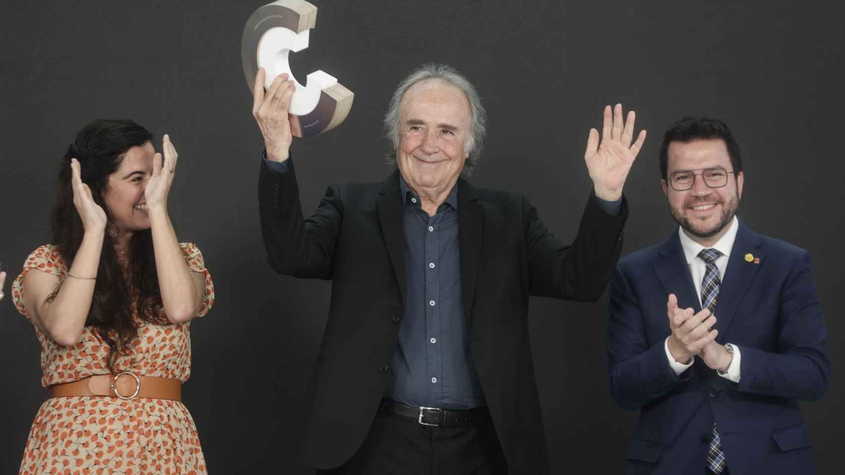 Joan Manuel Serrat recibe el Premio Nacional de Cultura de Cataluña este viernes en el Colegio de Arquitectos de Barcelona. A la izquierda, la cantautora Sílvia Pérez Cruz, y a la derecha, el presidente de la Generalitat, Pere Aragonès. Foto: EFE/Quique García