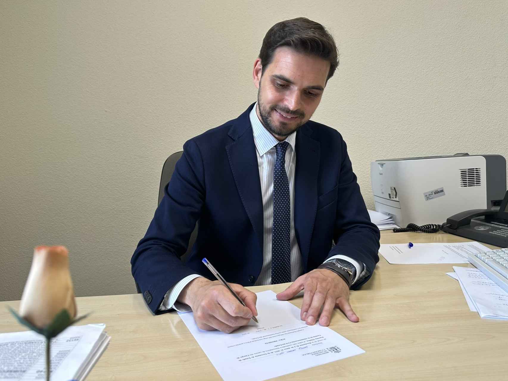 Santiago Serrano firma su incorporación al Cuerpo de Gestión de la Administración Civil del Estado.