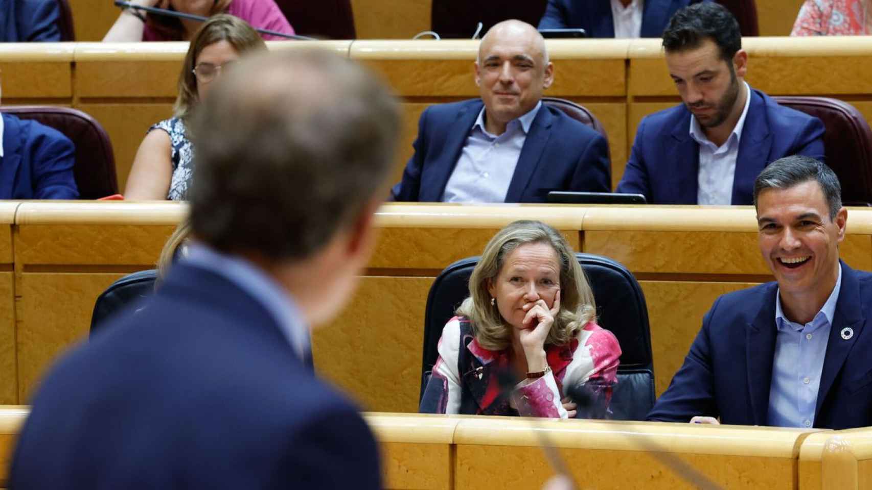 Feijóo se dirige a Pedro Sánchez, que ríe junto a Nadia Calviño, en uno de los cara a cara del Senado.