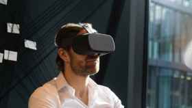 Un hombre utilizando unas gafas de realidad de virtual.