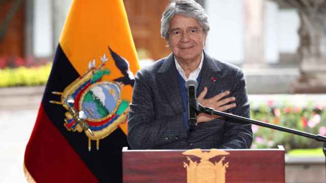 Guillermo Lasso habla durante una rueda de prensa este viernes en el Palacio de Gobierno.