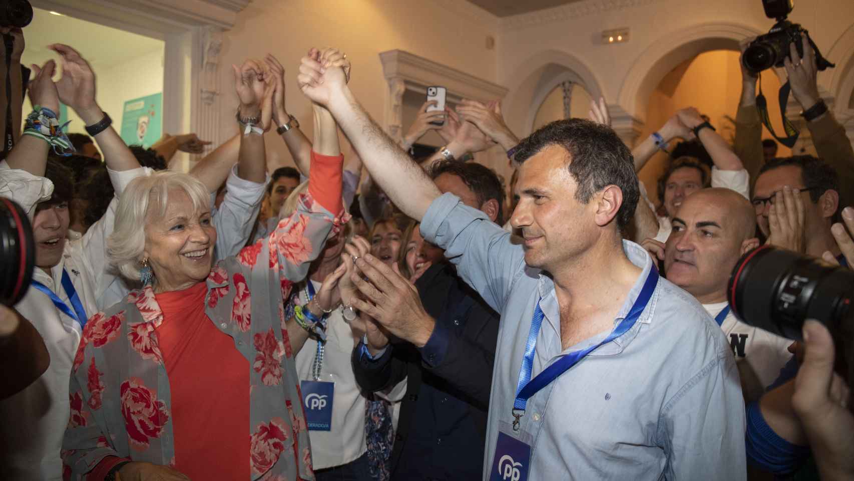 Teófila Martínez y Bruno García celebran su victoria electoral el 28-M.