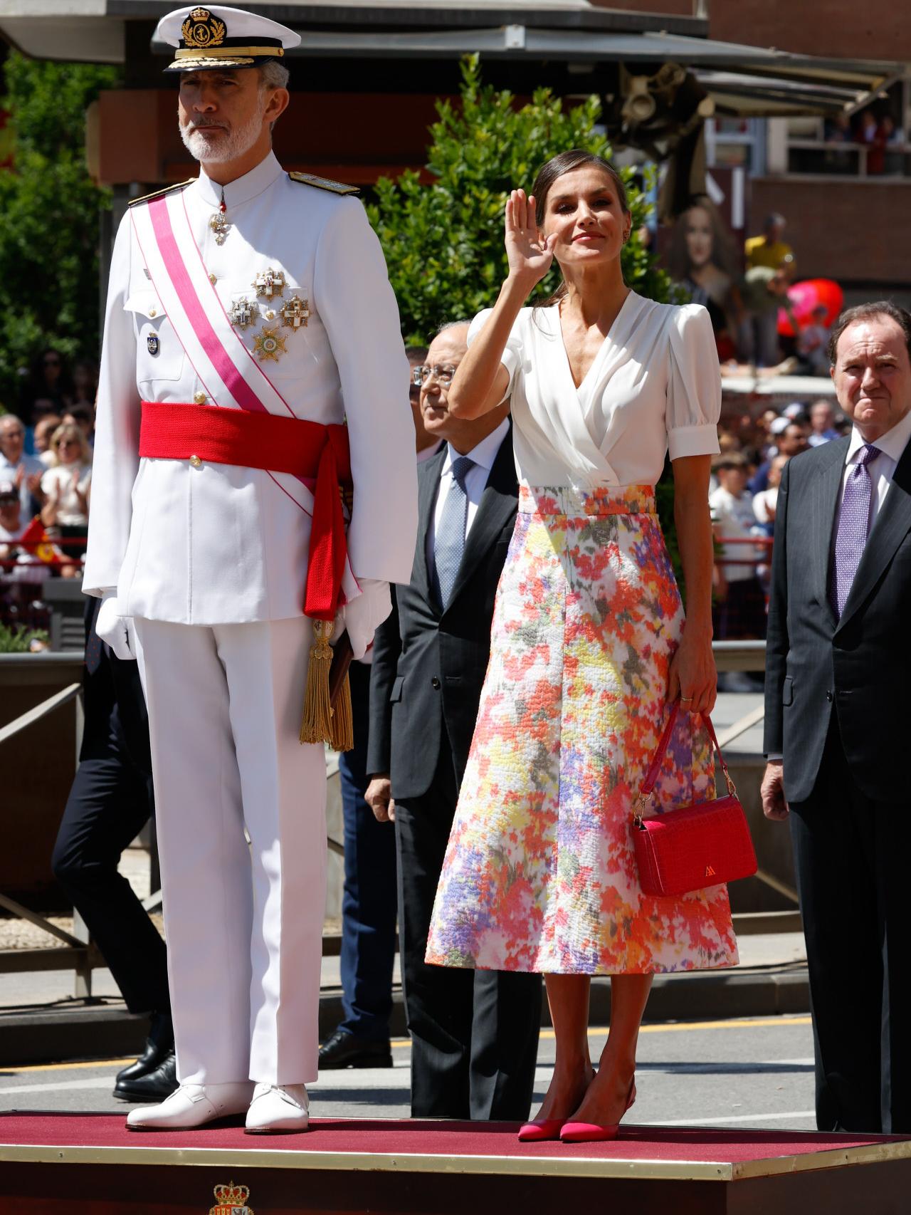 Los Reyes asisten al desfile militar.