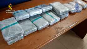 Fajos de droga incautados en la operación guiada por la Policía Nacional y la Guardia Civil.