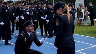 La sorprendente pedida de mano entre dos policías en la jura de la Academia de Ávila