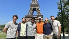 Carlos Alcaraz y su equipo visitando la Torre Eiffel en París