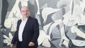 Miquel Iceta delante del 'Guernica' de Picasso, en el Museo Reina Sofía, el 12 de septiembre de 2022. Foto: Eduardo Parra/Europa Press