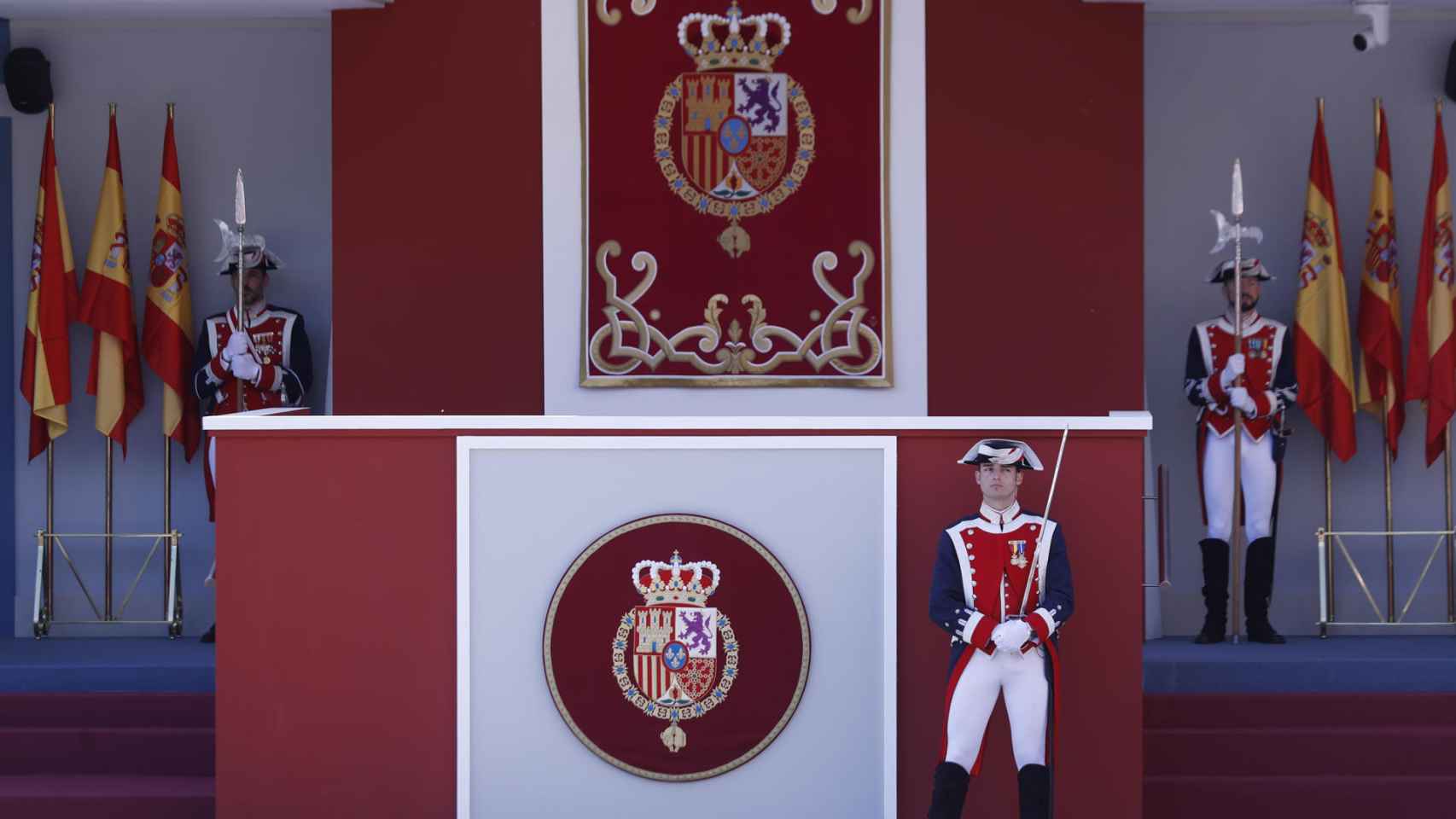 Vista del atril de la Casa Real antes el desfile del Día de las Fuerzas Armadas este sábado en Granada