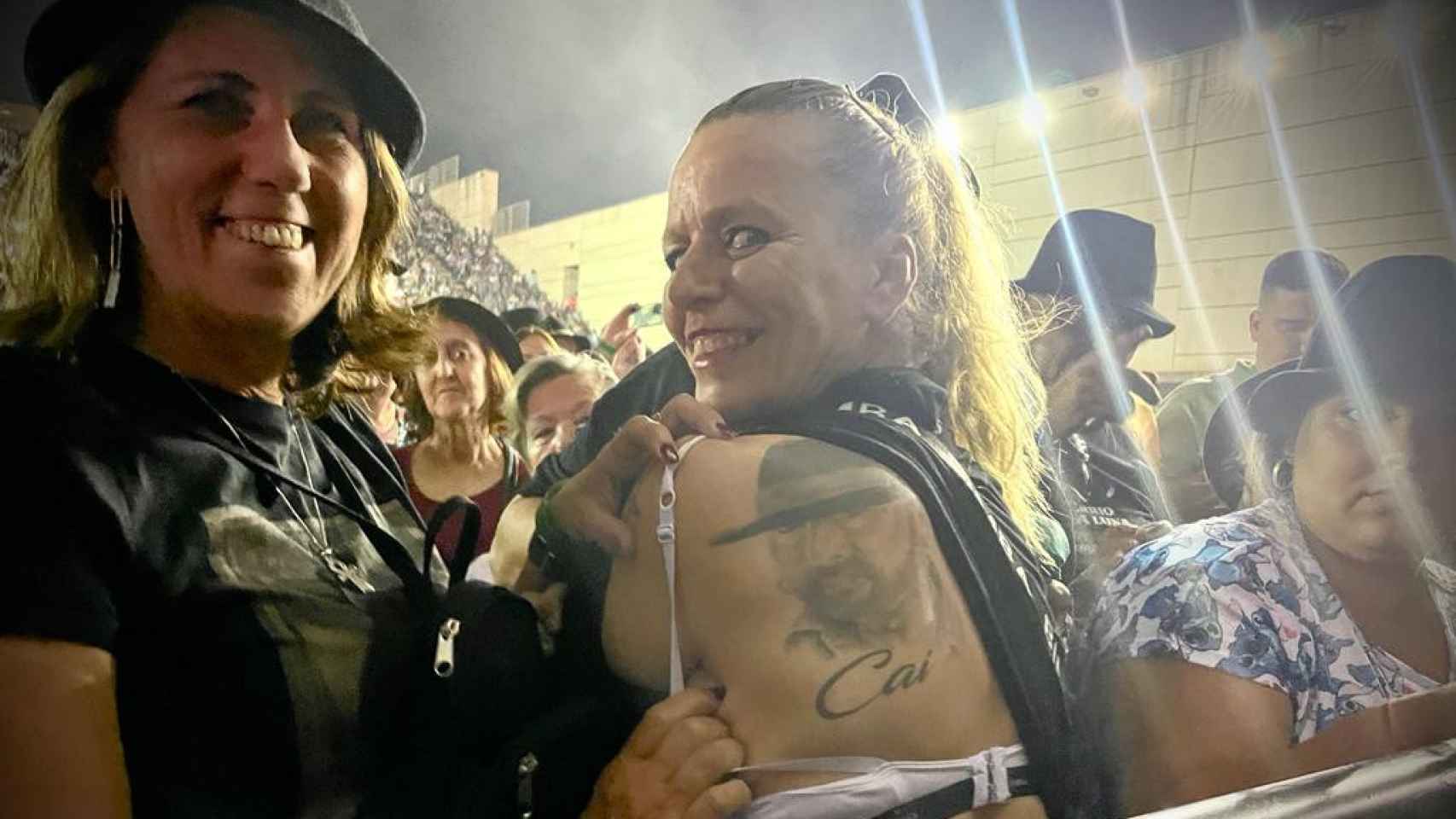 El tatuaje de la espalda de una de sus seguidoras.