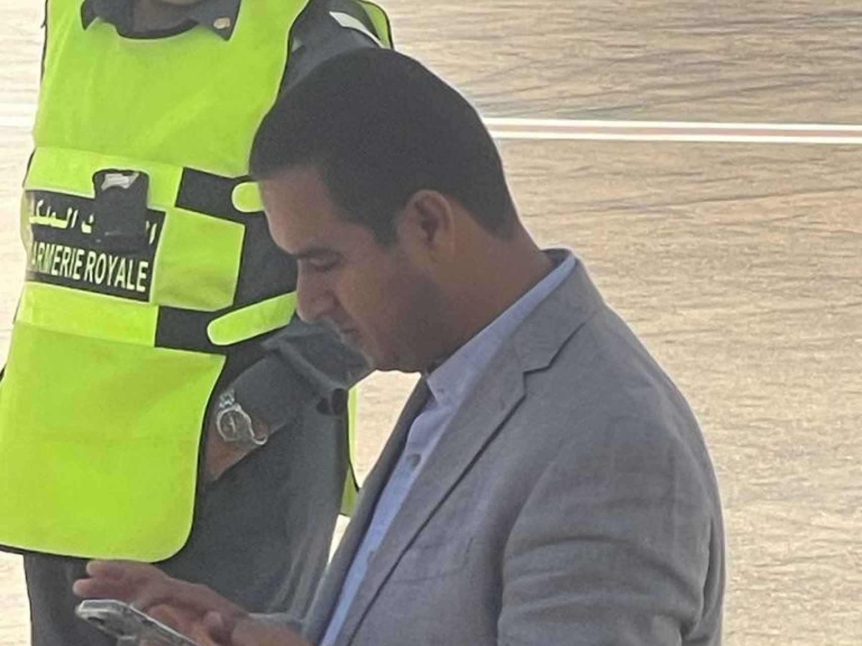 Uno de los policías marroquíes que obligaron a las abogadas españolas a subir de nuevo al avión.