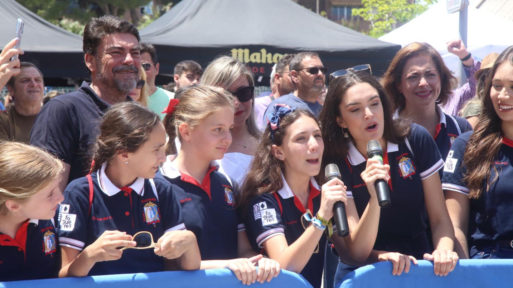 Las Belleas del Foc Inés Llavador y Belén Mora con el Senyor pirotènic, pot començar la mascletà.