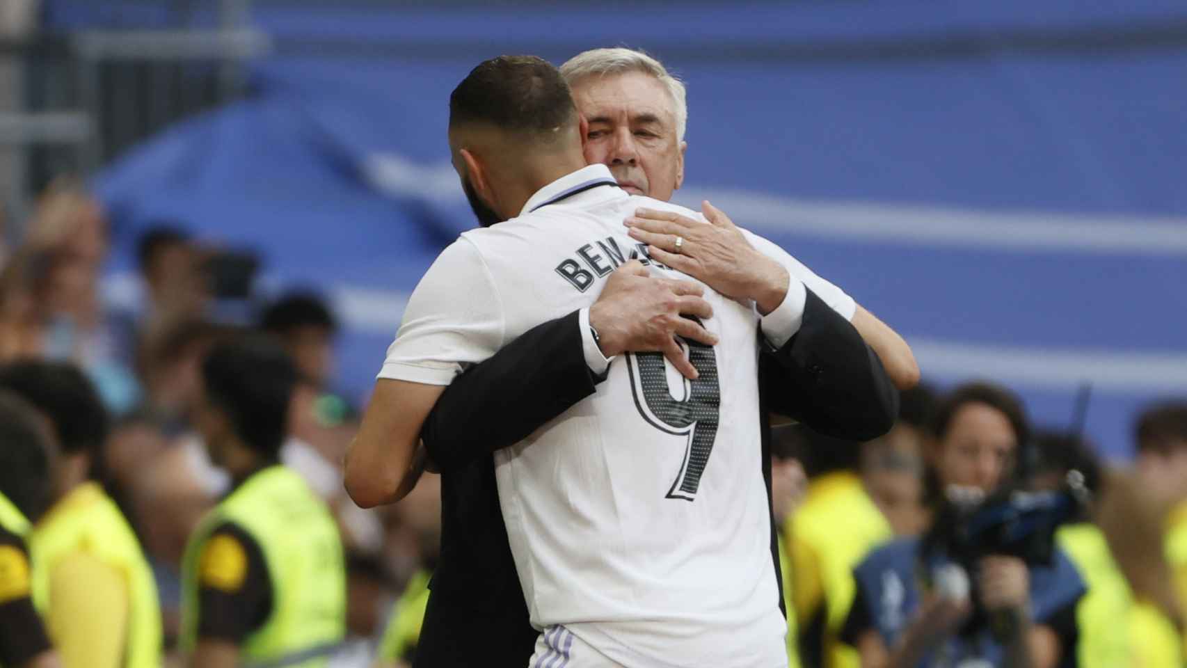 Benzema y Ancelotti se abrazan