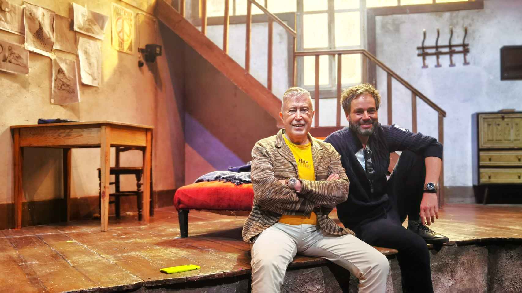 Emilio Sagi y Josep Vicent en el decorado de la buhardilla para 'La bohème'.