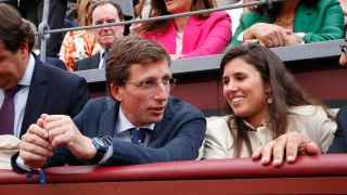 Almeida oficializa en los toros su relación con Teresa Urquijo, una joven de 26 años pariente de los Borbón