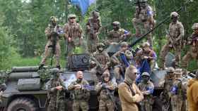 Los combatientes del Cuerpo de Voluntarios Rusos (RDK) se muestran durante una sesión informativa cerca de la frontera en el norte de Ucrania.