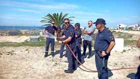 La Policía Local de Alicante durante una de las pruebas en Tabarca de actuación ante un incendio.