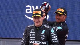 Lewis Hamilton y George Russell celebran el podio de los Mercedes.