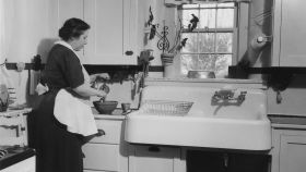 Mujer trabajando en una cocina doméstica, hacia 1920. Foto: National Archives, Estados Unidos