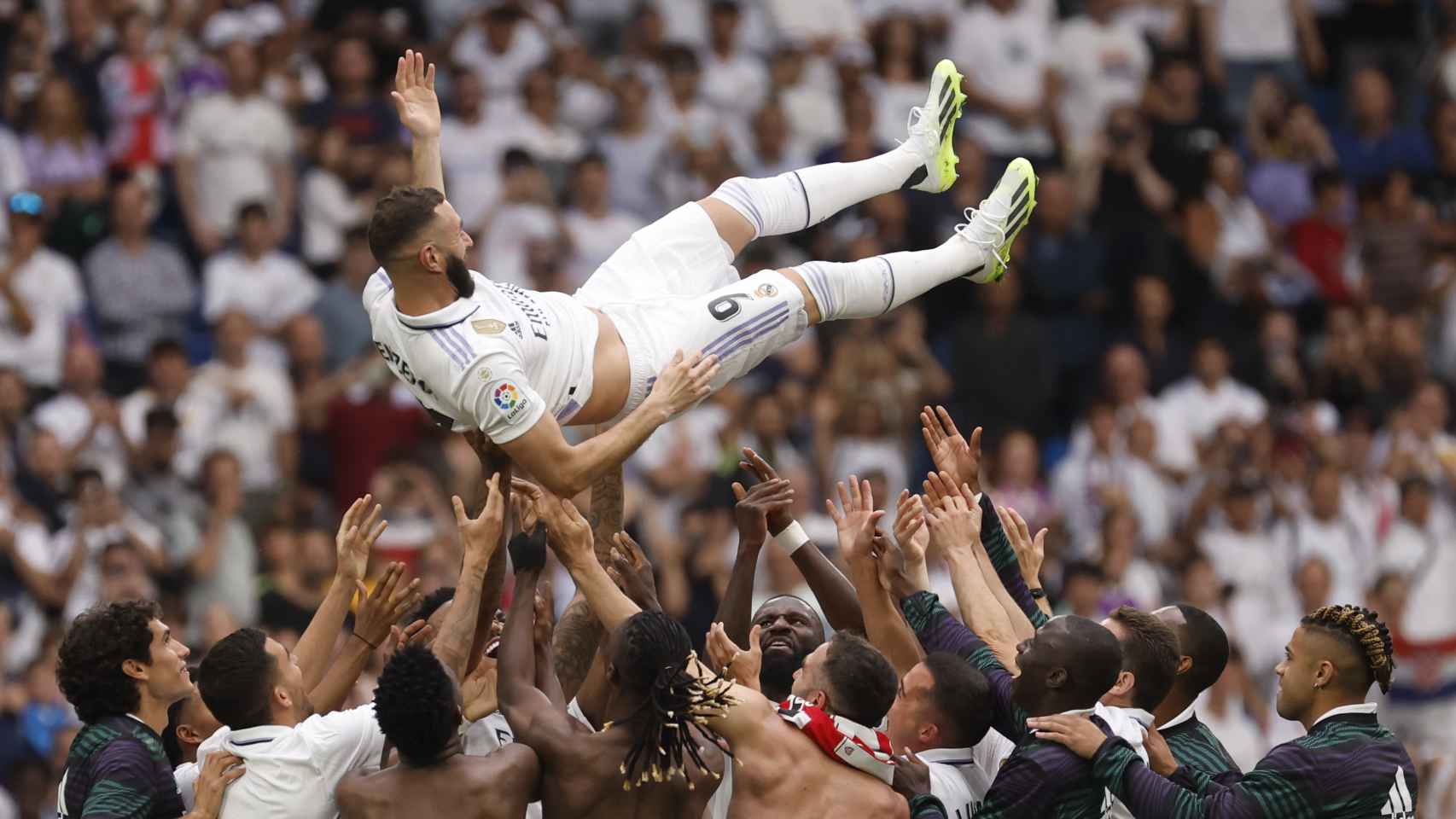 Los jugadores del Real Madrid mantean a Benzema