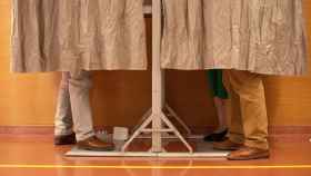 Varias personas en una cabina electoral el pasado 28-M en Toledo.