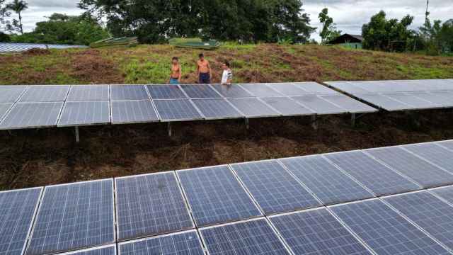 Los paneles solares construidos en el Amazonas, el 17 de abril de 2023, en Colombia.