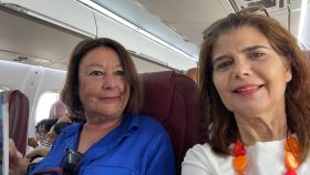 Las juristas Lola Travieso (izquierda) e Inés Miranda, durante su vuelo a El Aaiún (Marruecos).