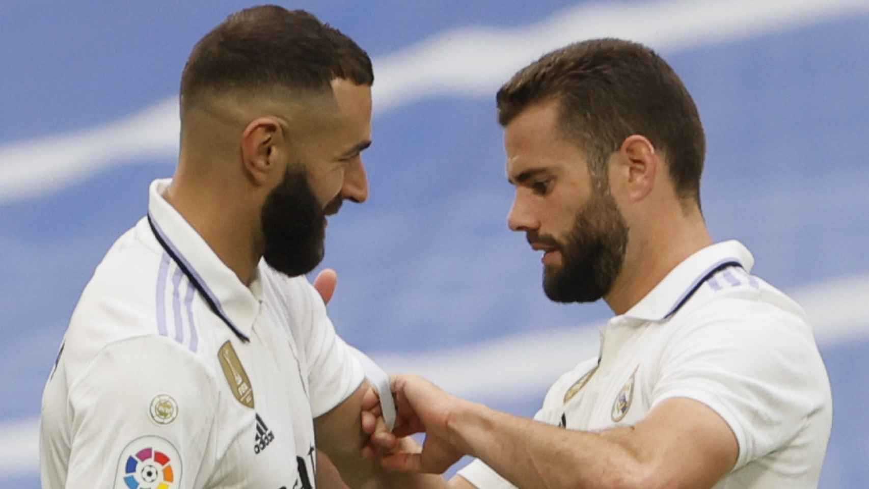 Nacho pone a Benzema el brazalete de capitán en su despedida del Real Madrid