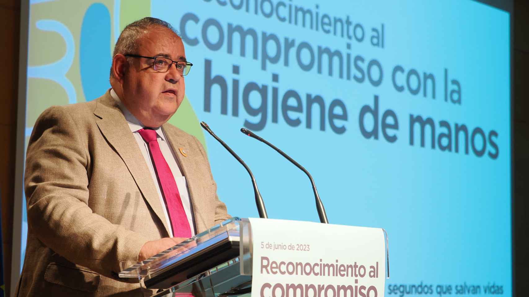 El consejero de Sanidad, Alejandro Vázquez Ramos, inaugura el acto de entrega de los premios 'Reconocimiento al compromiso con la higiene de manos'