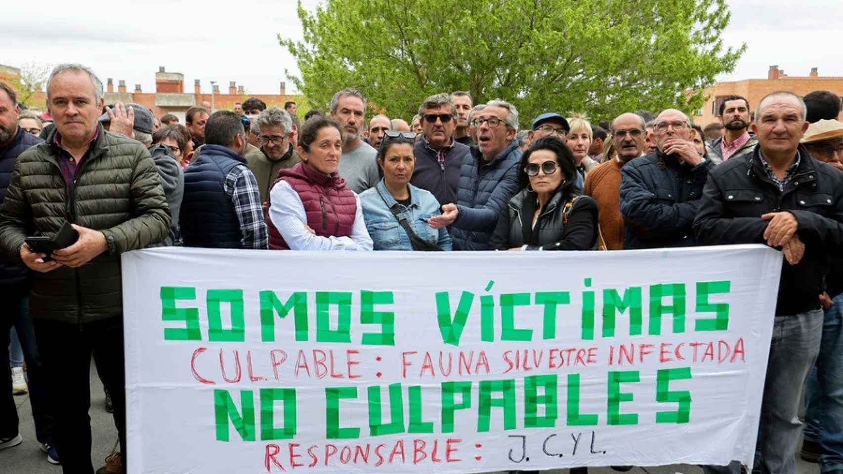 Ganaderos protestando en Salamanca ante la Delegación Territorial de la Junta de Castilla y León el pasado 12 de abril.