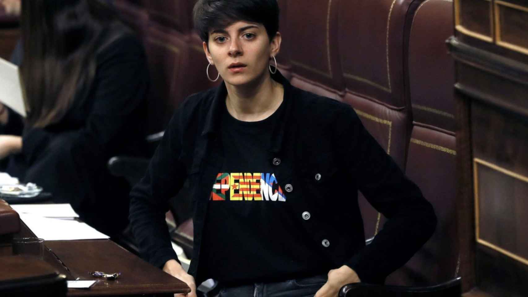 Marta Rosique, de ERC, con un camiseta que pide la independencia de tres comunidades autonómicas españolas.