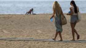 Dos mujeres pasean por la playa valenciana de la Malvarrosa, hace unos días.