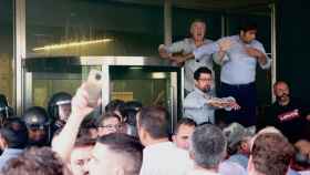 El intento de asalto de los manifestantes ganaderos a la Delegación de la Junta en Salamanca en imágenes