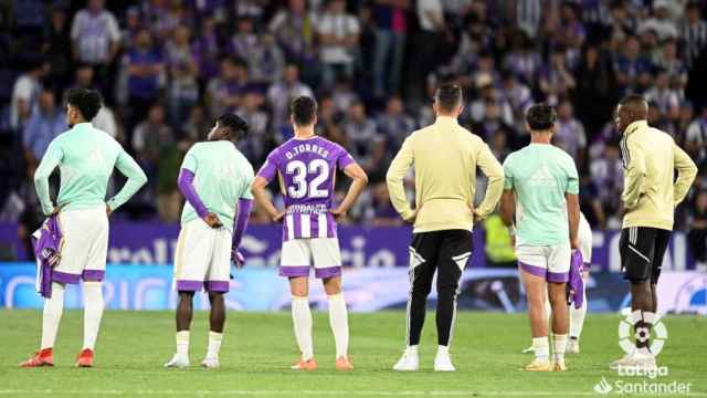 Los jugadores del Real Valladolid sobre el césped tras consumarse el descenso