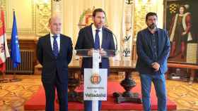 Óscar Puente, alcalde en funciones de Valladolid, en el centro de la imagen. A la izquierda, José María Valentín Gamazo, presidente del VRAC. A la derecha, Alberto Bustos, concejal de Deportes en funciones