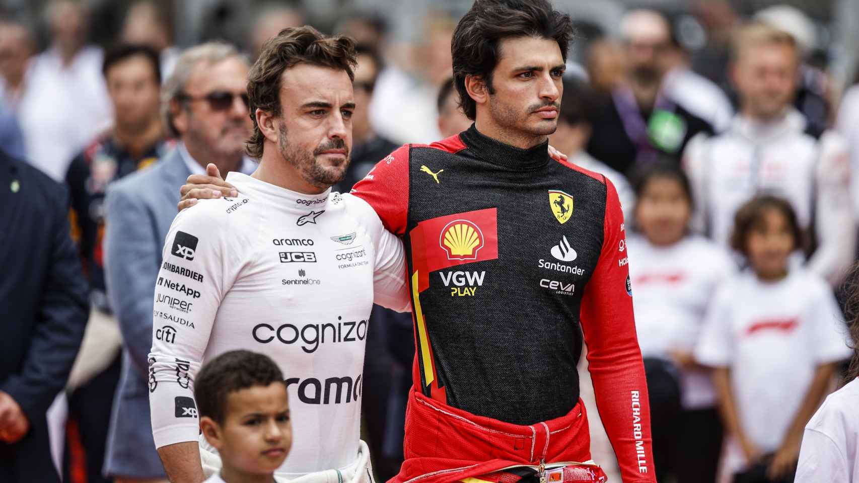 Fernando Alonso y Carlos Sainz escuchando el himno de España en el circuito de Barcelona-Cataluña
