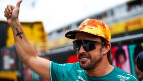 Fernando Alonso realiza un gesto de aprobación durante la disputa del Gran Premio de España.