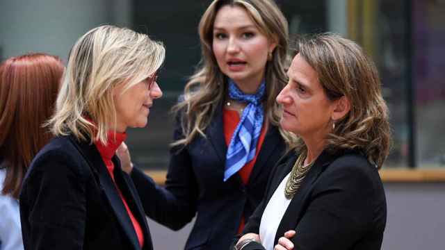 La vicepresidenta tercera, Teresa Ribera, conversa con su homóloga francesa durante una reunión de ministros de Energía de la UE