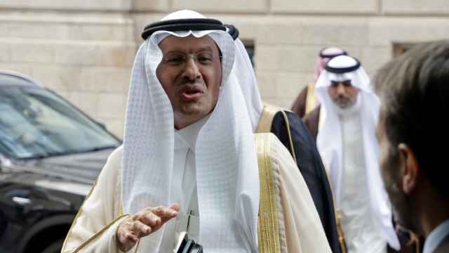 El ministro saudí de Energía, el príncipe Abdulaziz bin Salman Al-Saud, llega a una reunión de la OPEP+ en Viena.