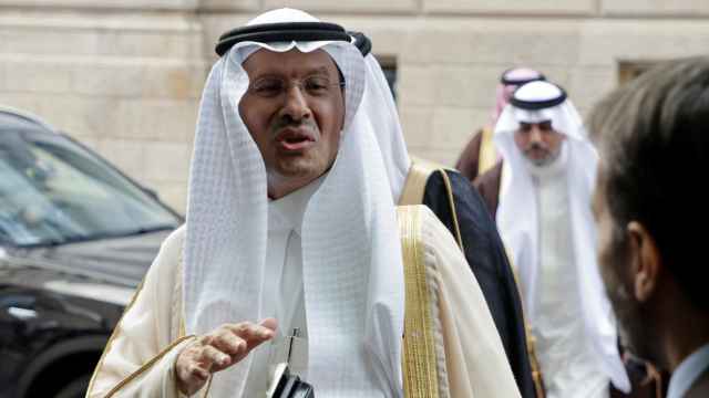 El ministro saudí de Energía, el príncipe Abdulaziz bin Salman Al-Saud, llega a una reunión de la OPEP+ en Viena.