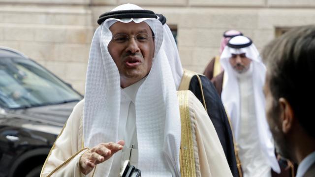 El ministro saudí de Energía, el príncipe Abdulaziz bin Salman Al-Saud, llega a una reunión de la OPEP+ en Viena.