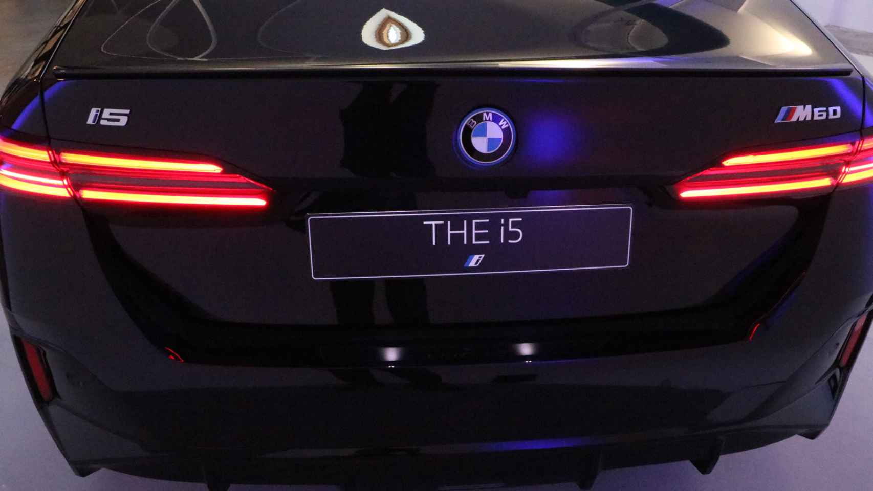 Trasera del nuevo BMW Serie 5 de 2024.