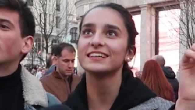Una joven española responde a una pregunta para TikTok.