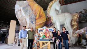 Alcalde, vicealcaldesa, Espadero y las belleas posan con las piezas del monumento.