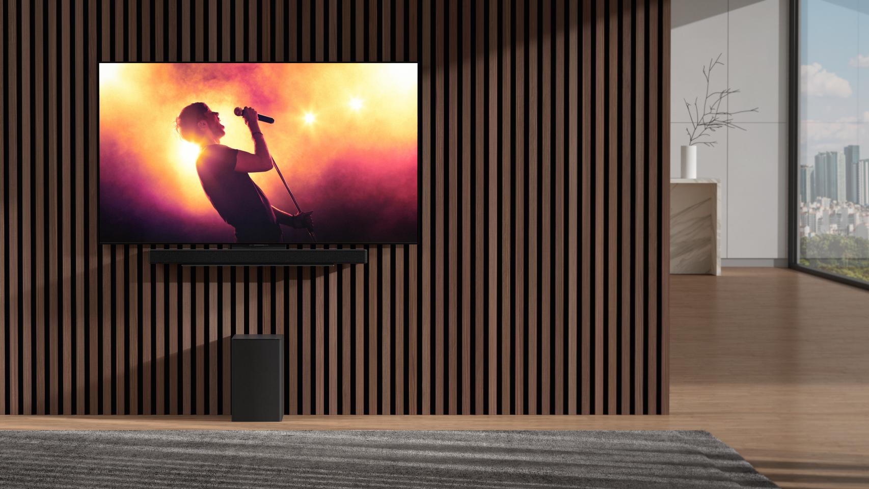Probamos el enorme televisor sin cables de LG: un cine en casa en el salón  más limpio y ordenado