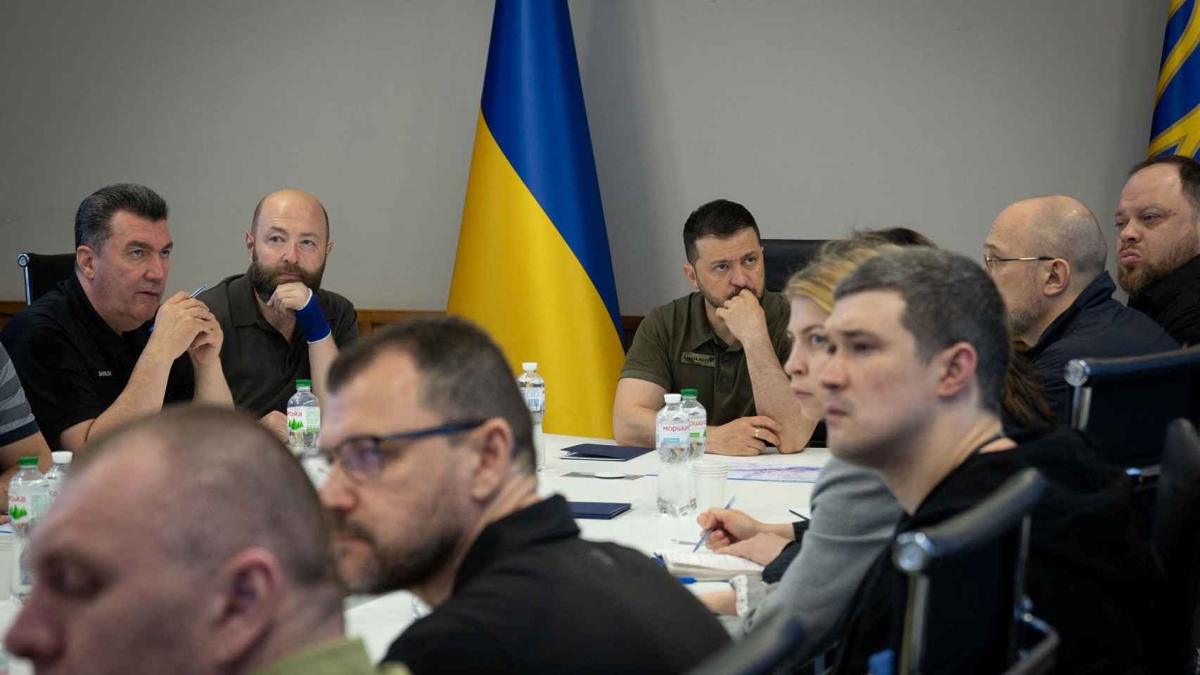 Reunión de urgencia de altos cargos ucranianos presidida por Volodímir Zelenski.