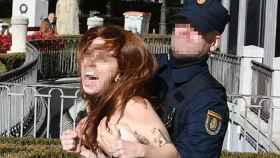 El policía y la activista de Femen.
