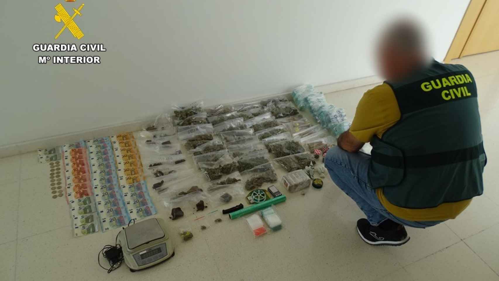 Dinero, droga y materiales para su pesaje incautados por la Guardia Civil en un club de la Vega Baja.