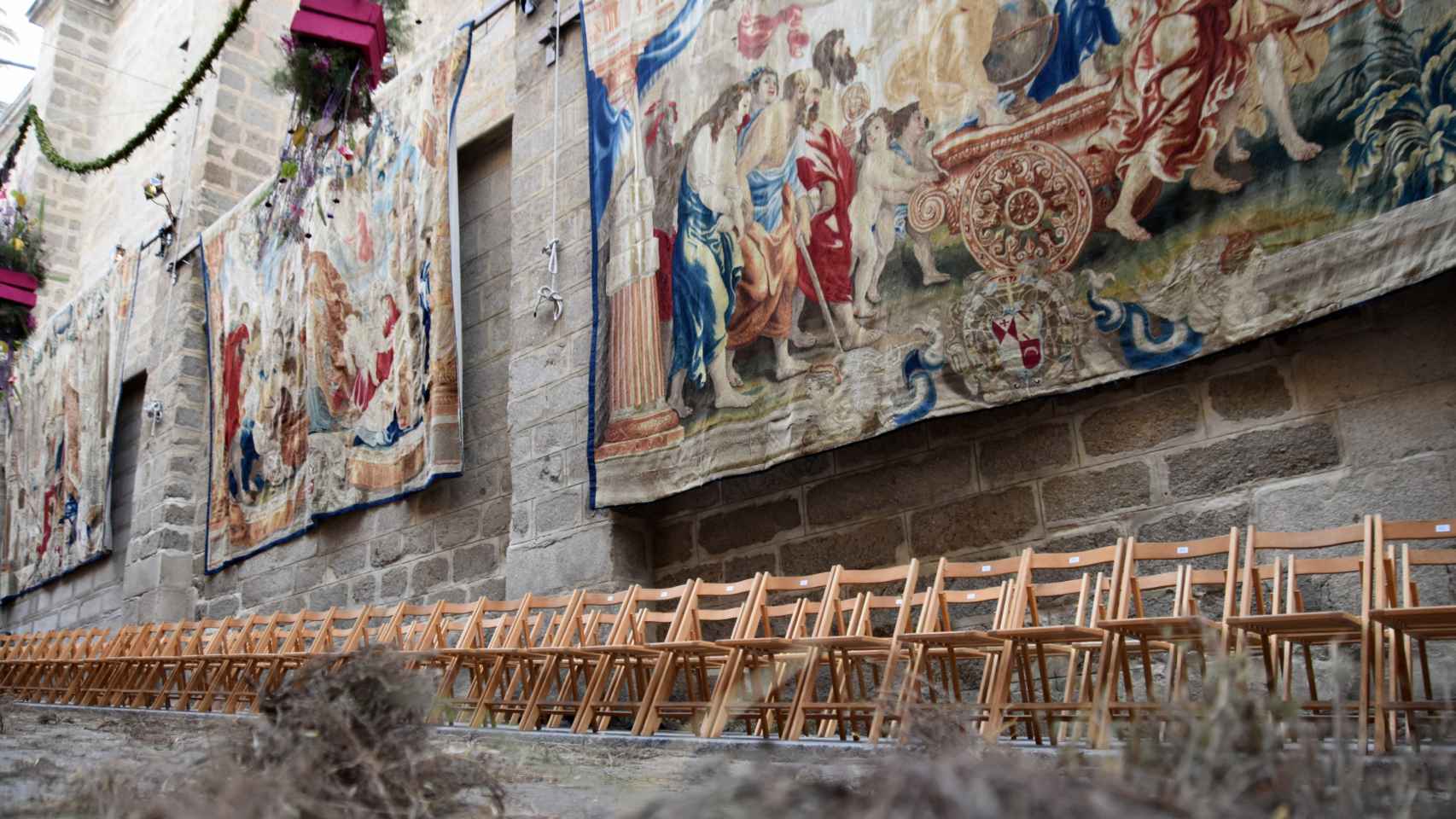 Tomillo sobre los adoquines y al fondo las sillas y los tapices de la catedral. Imagen cedida por José Hernández