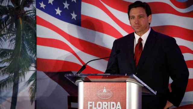 El gobernador de Florida, Ron DeSantis, habla durante la Cena de Gala Anual del Consejo de Política Familiar de Florida.