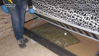 Descubren marihuana envasada al vacío oculta en un canapé en una operación en Villena (Alicante)